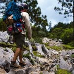 Dağda sisli patikada yürüyen trekkingci — trekking güvenliği