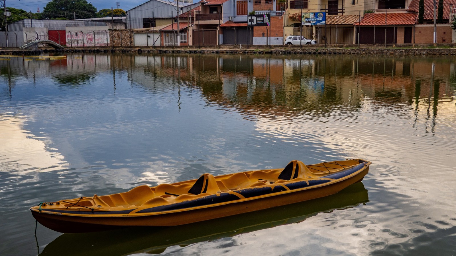 Kano ve deniz kayağı ile su üzerinde kürek çeken kişi