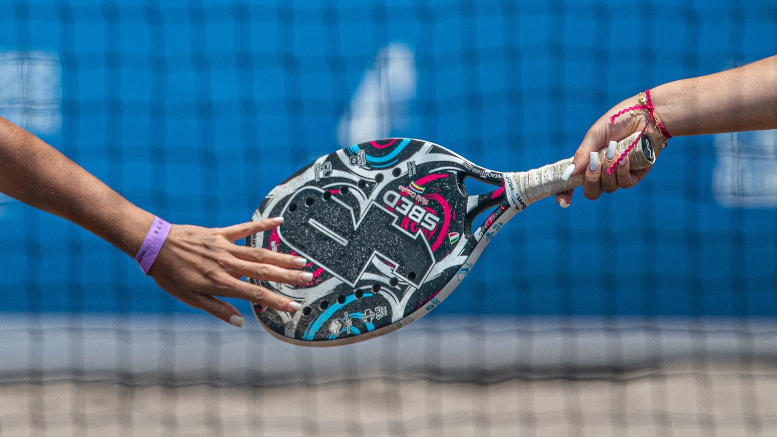 Padel mi pickleball mı karşılaştırması: cam duvarlı bir padel kortunda oyun anı
