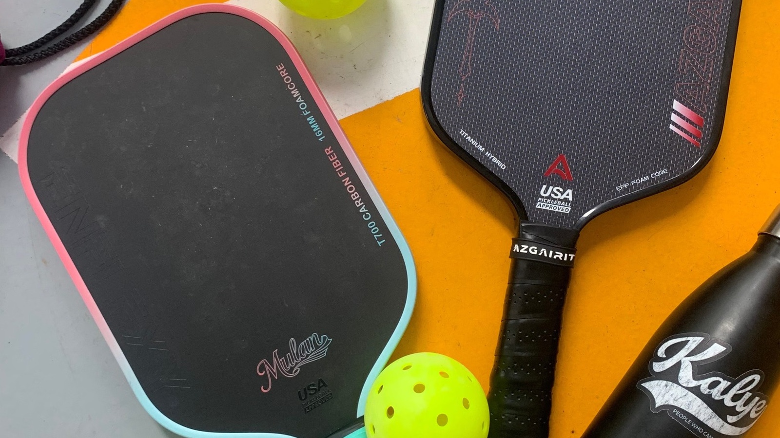 Pickleball raketi ve delikli plastik pickleball topu