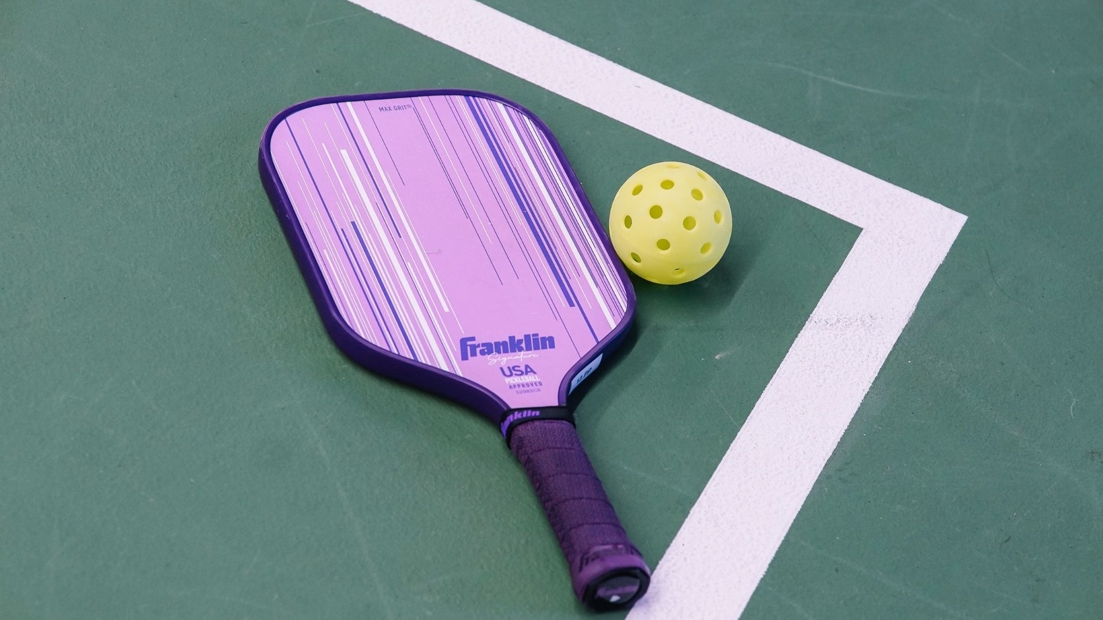 Kortta pickleball raketi ve topu
