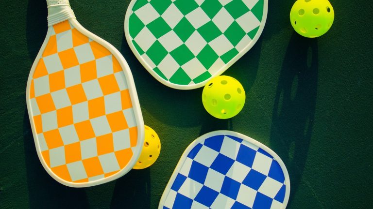 Pickleball Raketi Nasıl Seçilir? Ağırlık, Yüz Malzemesi ve Çekirdek Rehberi Yan yana dizilmiş çeşitli pickleball raketleri ve toplar