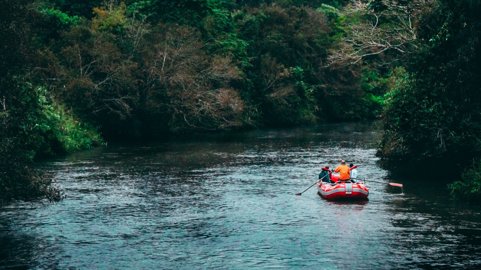 Rafting yapan bir ekip akarsu üzerinde