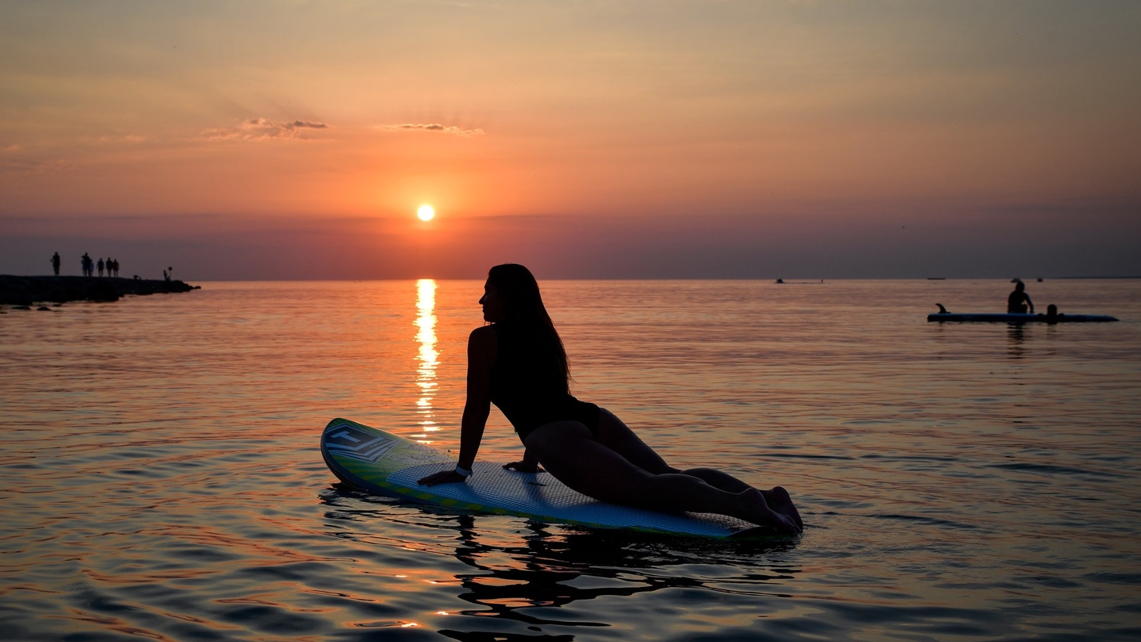Yan yana SUP, kano ve dalga sörfü — su sporu karşılaştırması