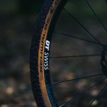 Tubeless lastik takılı gravel bisiklet tekerleği: DT Swiss jant ve bej yanaklı dış lastik