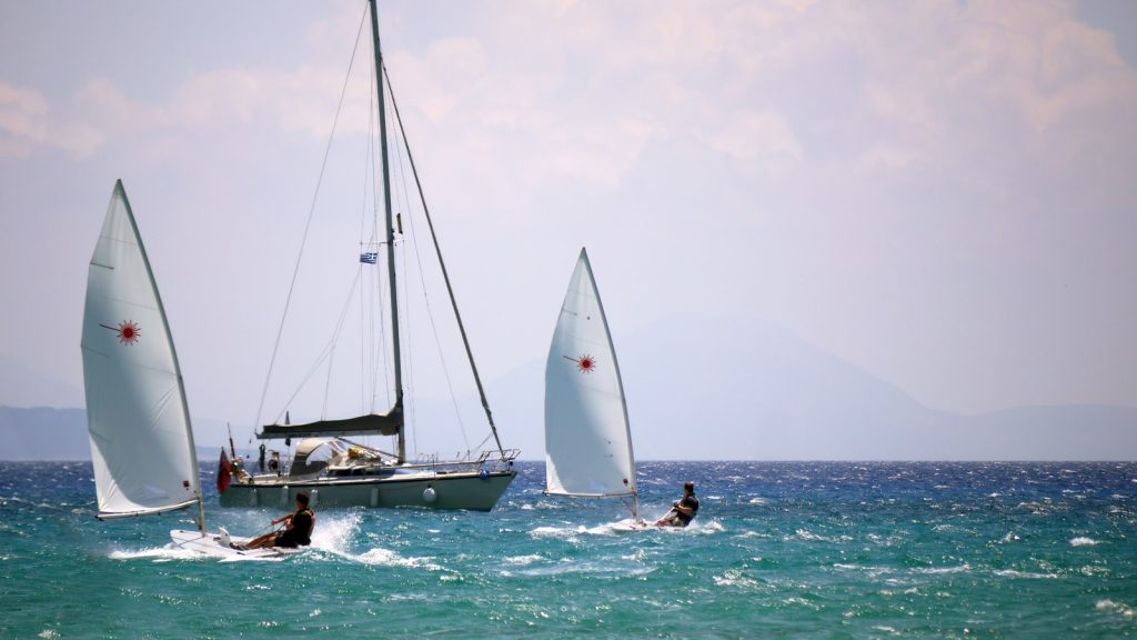 Rüzgârlı denizde yelken ve windsurf koşulları