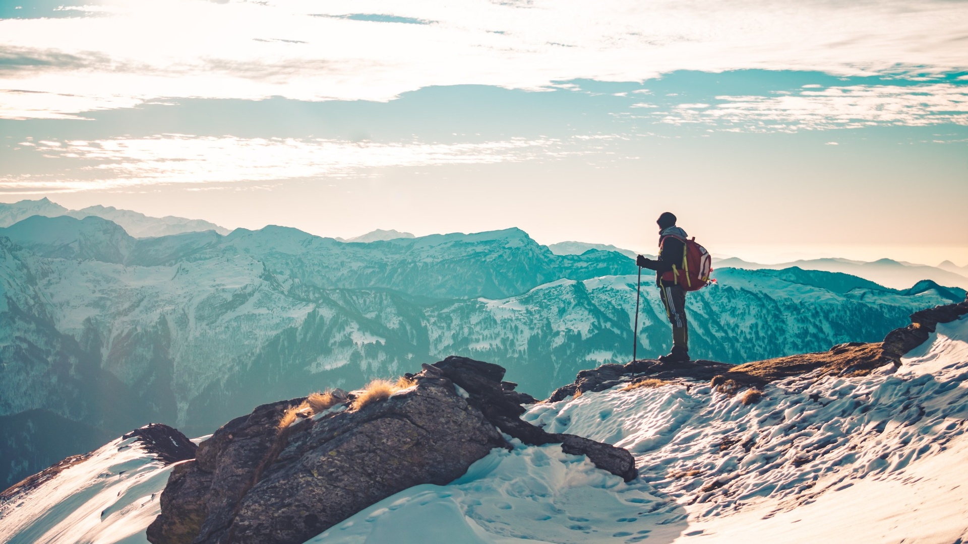 Trekking pantolonu giymiş bir yürüyüşçü dağ patikasında ilerliyor