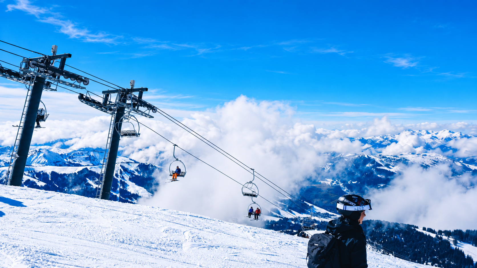 kış tatilinde kayak pantolonu ile piste çıkan kişi