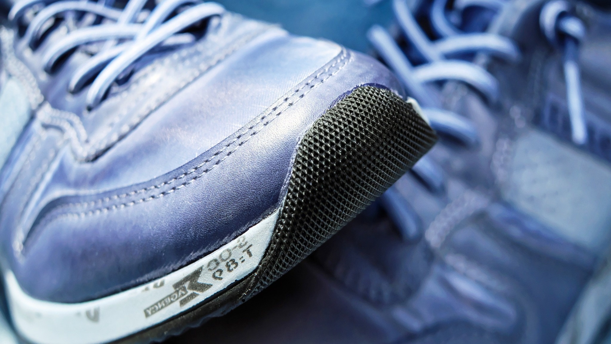 Close-up of a clean running shoe upper with no tears: even when a running shoe looks new from the outside, the midsole may be worn out after hundreds of kilometres