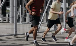 Şehir içinde birlikte koşan dört kişilik grup; run club kültürünün temeli haftanın belirli bir günü aynı noktada buluşup birlikte koşmak