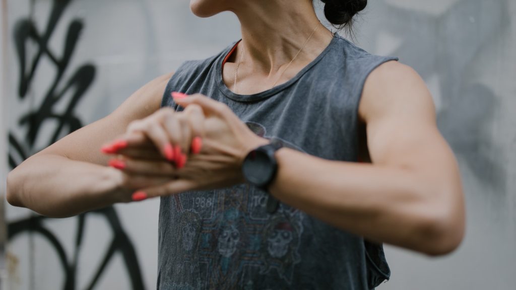 Bileğinde GPS saat olan koşucu kollarını geriyor