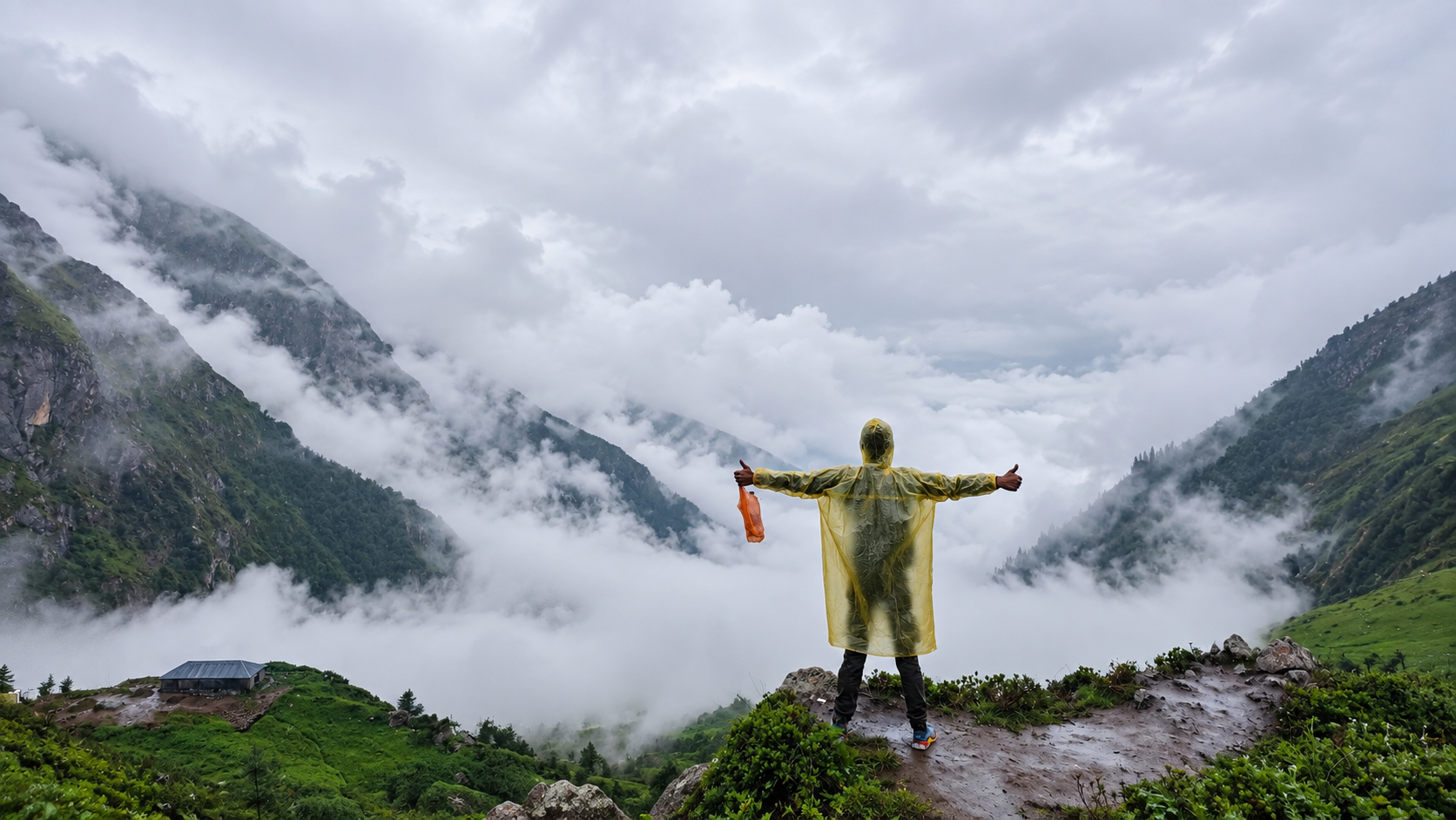Yağmurlu havada trekking yapan bir kişi sisli dağ sırtında duruyor, görüş mesafesinin düştüğü bir an