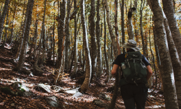 trekking sırasında fleece mid layer giyen kişi