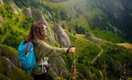 Sırt çantasıyla dağda trekking yapan bir yürüyüşçü
