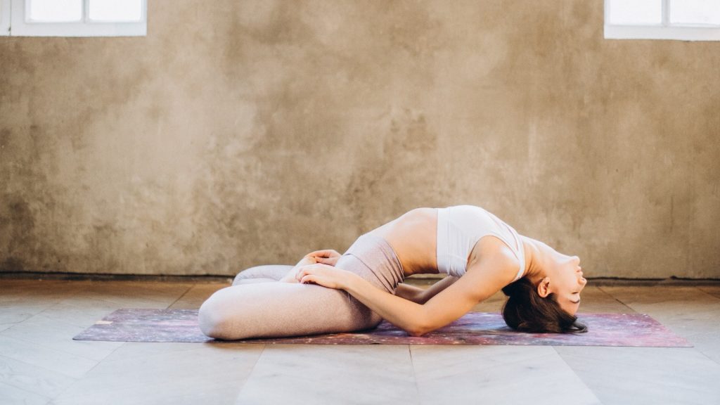 Kas ağrısı olan günlerde tercih edilen yumuşak, restoratif bir yoga hareketi