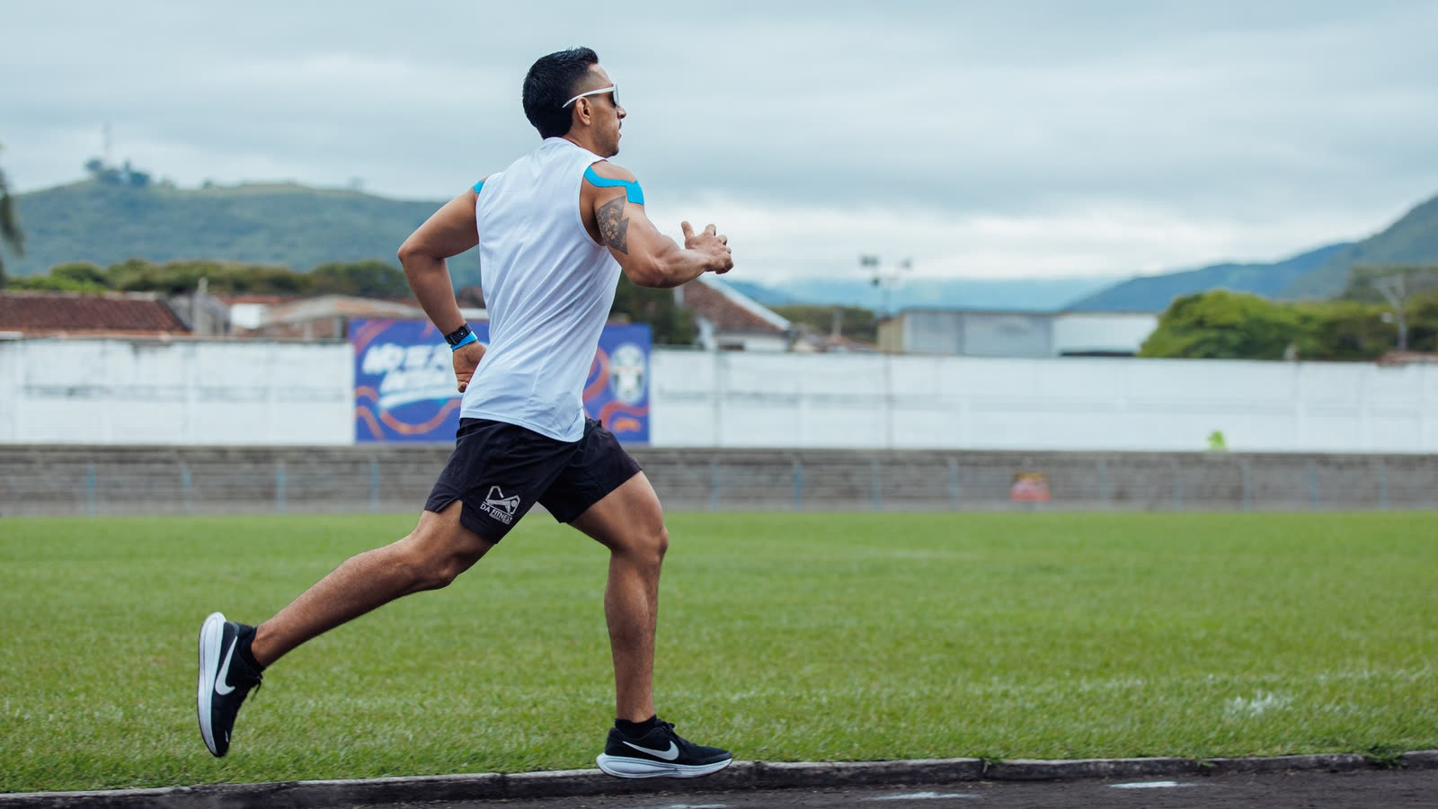 Atletizm pistinde saatiyle koşan erkek; 5 km kaç dakikada koşulur sorusunun cevabı tempoya bağlı