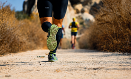 Trail koşusu yarışında toprak patikada koşan sporcular